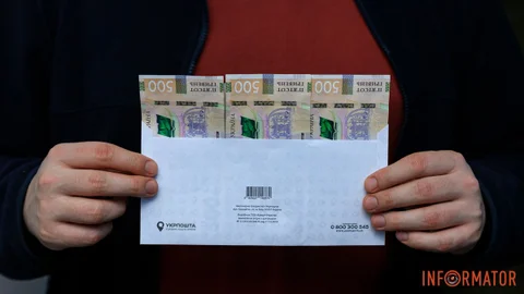 Долар падає на світових ринках: прогноз курсу гривні