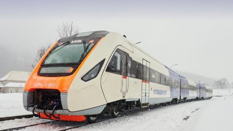 Затримка до 4 годин: Укрзалізниця перекроїла графік відправлення потягів через снігопади