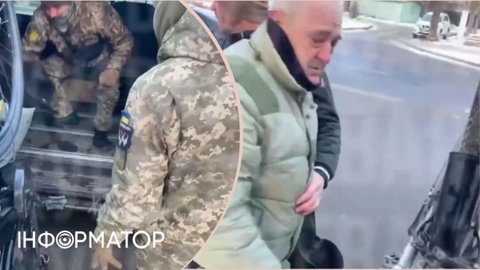 Викинули з буса, шапка полетіла за ним: мережі вибухнули через мобілізацію дідуся в Одесі