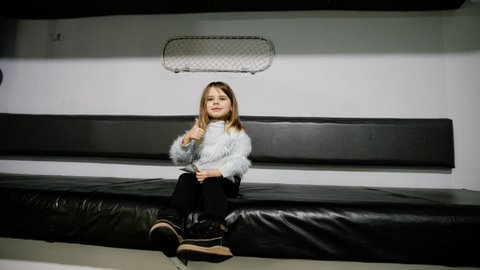 Сидеть за столом и класть чемодан под полку: Укрзализныця поставила точку в спорах между пассажирами