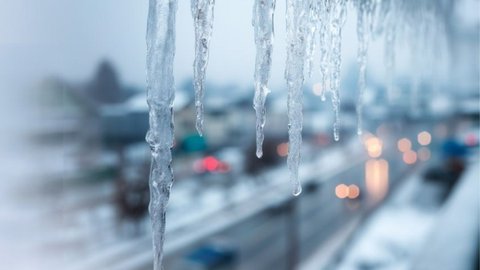 Сосулька упала на авто: Минюст объясняет, как возместить ущерб