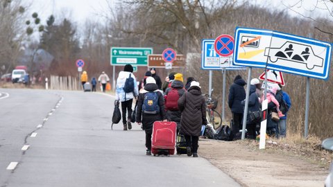 Компенсацію за вимушений виїзд за кордон можна оформити через Дію