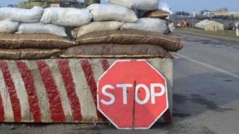 Блокпости в тилу треба прибрати: соцопитування