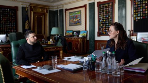 Зеленский поручил Кабмину раздать пенсионерам по 1500 грн и ввести кэшбек в горючее