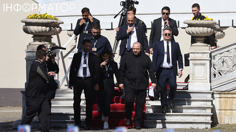 Одна з країн світу знов готова посадити Україну і РФ за стіл переговорів