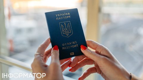 Закордонні паспорти українців більше не дійсні: термінове повідомлення Міграційної служби