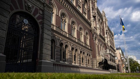 НБУ смягчил валютные ограничения для бизнеса, военных и поддержки украинцев за рубежом