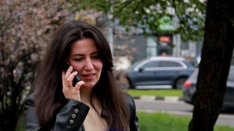 Блогерка Юлія Кугаєнко наочно показала, як телефонні шахраї крадуть гроші з ваших банківських карт