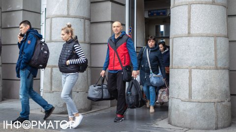 Кабмін дозволив вільний виїзд за кордон одній категорії українців