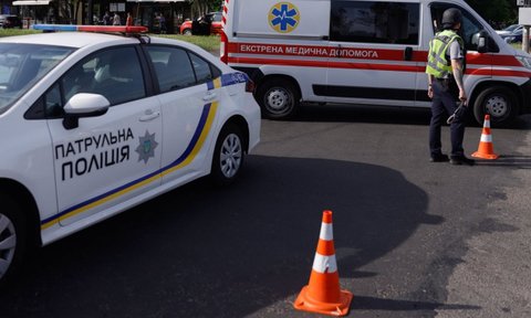 Во Львове посреди улицы мужчина устроил стрельбу - пытался сбежать и угрожал девушке оружием