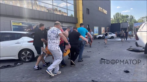 Дневная атака на Запорожье 2 июля - воздушный удар пробил крышу бассейна в фитнес-клубе Fit Fans