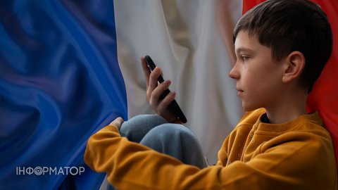 У Франції ухвалили закон про заборону соцмереж для дітей до 15 років