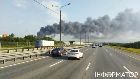 В Московской области после работы ПВО вспыхнул большой логистический комплекс рядом с центром Wildberries