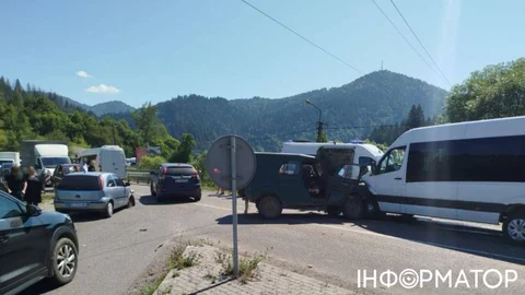 На Закарпатті у ДТП за участі трьох авто постраждали 13 людей, серед них четверо дітей