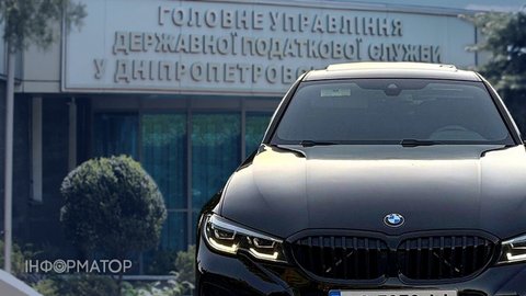САП вимагає конфіскувати майно співробітника ГУ ДПС з Дніпропетровщини - записав BMW за 2,2 млн грн на матір, у якої немає водійського