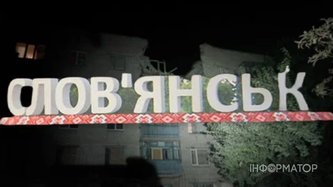 Після удару РФ по багатоповерхівці у Слов'янську під завалами перебувають люди