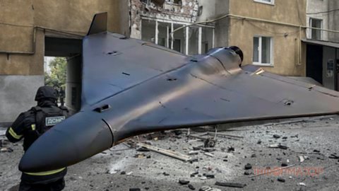 Хмельниччину майже весь день атакують російські дрони - ППО збила й подавила 18 БПЛА, пошкоджено житло