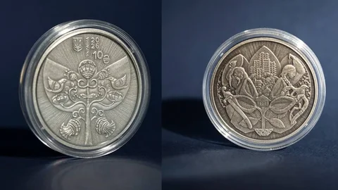 НБУ ввів в обіг пам'ятну монету "Під покровом" до Дня захисників і захисниць України