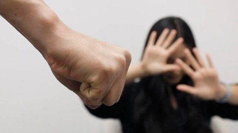 Як рідним чи сусідам реагувати на насильство над дитиною в сім'ї, пояснює Мін'юст