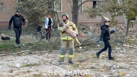 Стало відомо, чи вижила Злата, яку рятувальник виніс з-під завалів у Прилуках