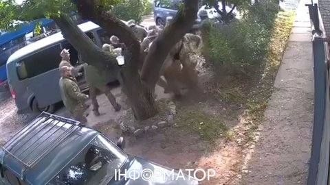 В Харькове работник ТЦК толкнул 74-летнюю женщину, она получила травмы – в центре комплектования говорят, что военный защищался
