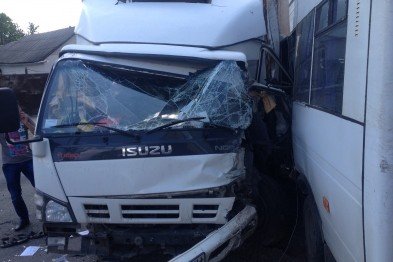 В Днепропетровске от столкновения грузовика с автобусом пострадали 4 человека