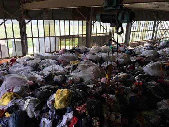 На Днепропетровщине два полтавчанина украли из сети сэконд-хэндов 100 тонн одежды б/у