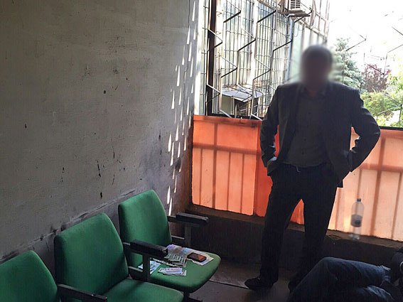 На Днепропетровщине задержали чиновника, который вымогал деньги за путевку от государства
