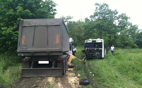 На Днепропетровщине в результате столкновения грузовика и автобуса травмированы 9 человек