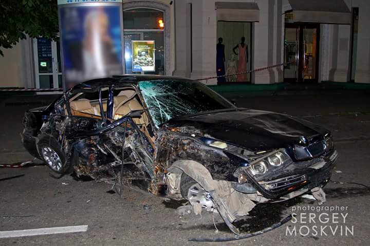 В Днепре девушка за рулем BMW убила двух человек и сбежала