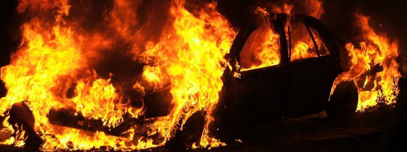 В Днепре в горящей машине погибла молодая девушка