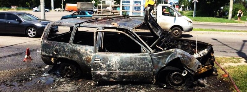 В Днепре полиция вытащила пьяного водителя из горящей машины