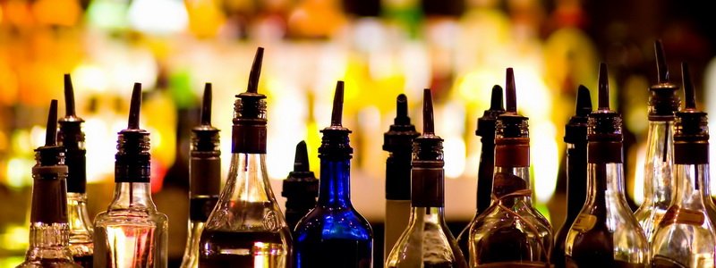 На Днепропетровщине отец и сын организовали семейный бизнес по производству "паленого" алкоголя
