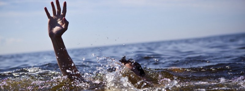 На Днепропетровщине молодой парень утонул, ныряя в запретной зоне