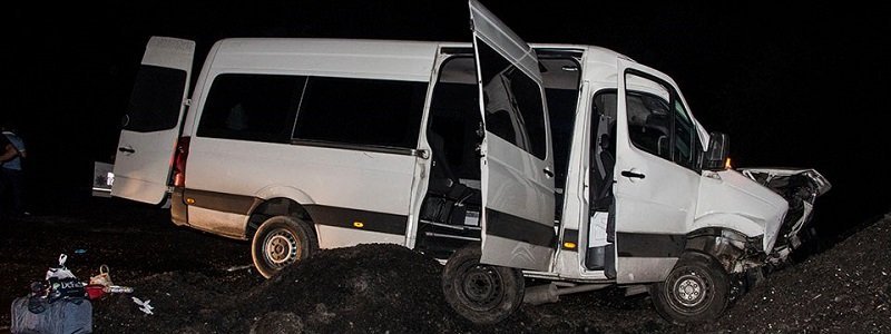 На Запорожском шоссе маршрутка "влетела" в гору щебня: есть пострадавшие