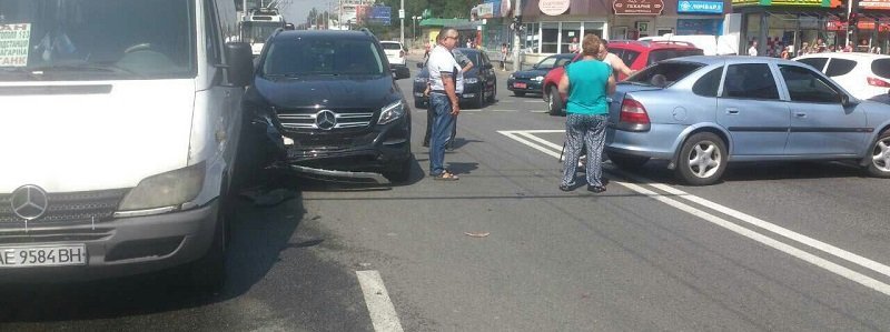 Тройное ДТП на Калиновой: столкнулись Mercedes, Opel и маршрутка