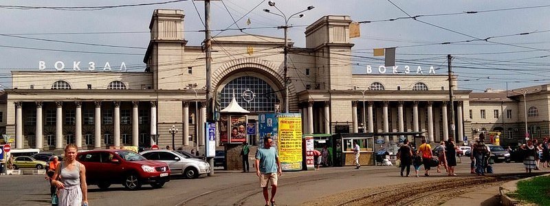 Под Днепром поезд сошел с рельсов: рассерженные пассажиры прибыли на три часа позже