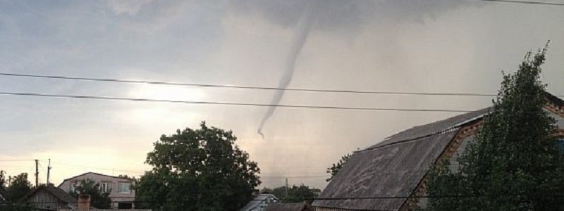 В Кривом Роге пронесся смерч: ураган сорвал крыши с домов и повалил деревья