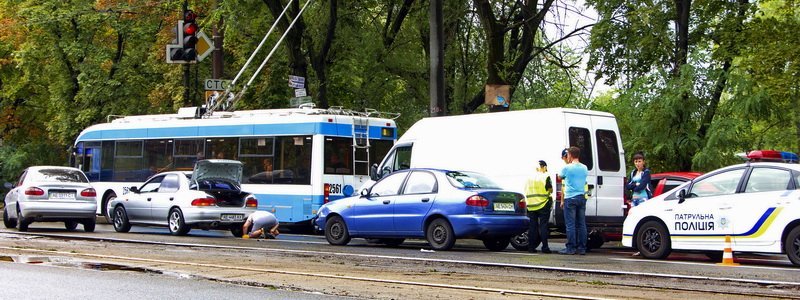 ДТП на Богдана Хмельницкого: столкнулись 3 автомобиля