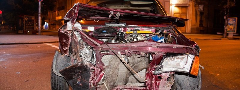 ДТП на Яворницкого: от удара Honda занесло в столб