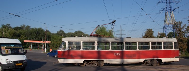 На Богдана Хмельницкого трамвай сошел с рельсов: движение электротранспорта остановилось