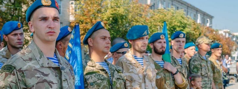 День ВДВ в Днепре: десантники начали отмечать на набережной у памятника Маргелову