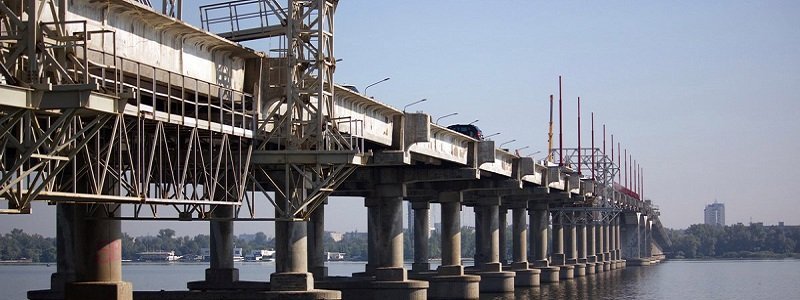 Работа кипит: как проходит ремонт Нового моста в Днепре