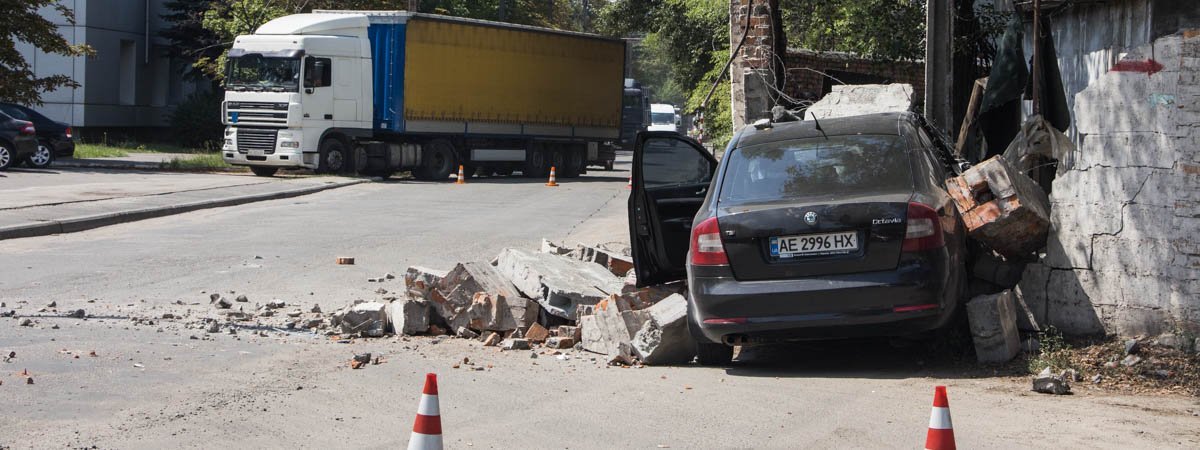 В Днепре Skoda влетела в кирпичную стену: пострадал водитель