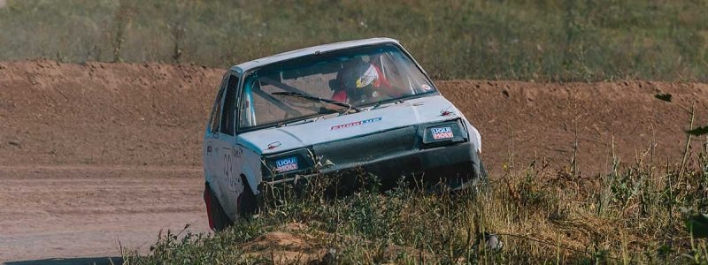Скорость, грязь и жара: в Днепре стартовал Чемпионат Украины по автокроссу