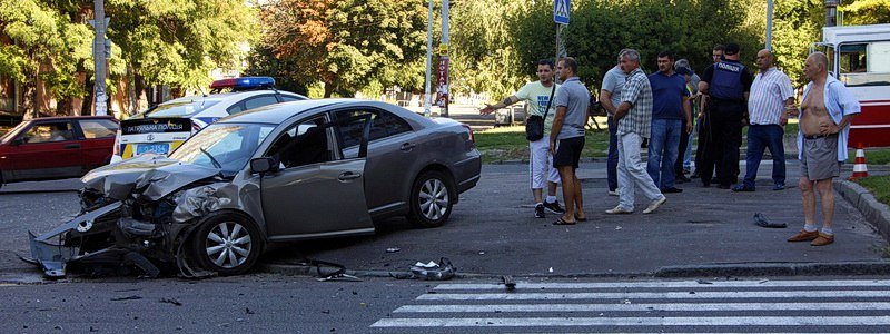 На проспекте Поля столкнулись Toyota и Audi: есть пострадавшие