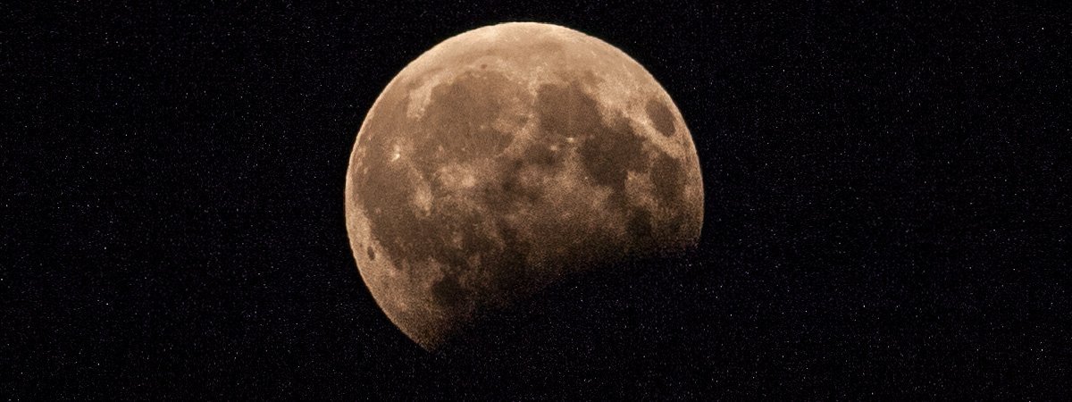Полную луну в небе над Днепром закрыла тень Земли