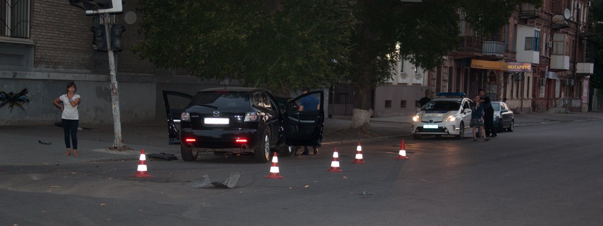 Ехал по встречке: в центре Днепра столкнулись Audi и Mazda