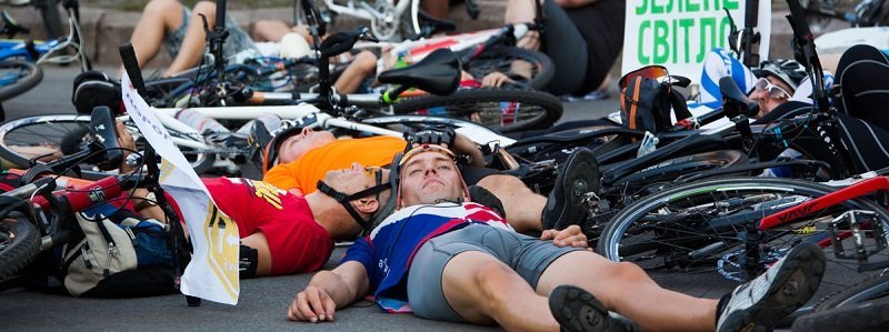 Узнай, почему велосипедисты Днепра лежали в центре города