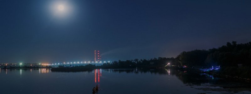 Необычная луна и яркие краски: как выглядит Днепр ночью